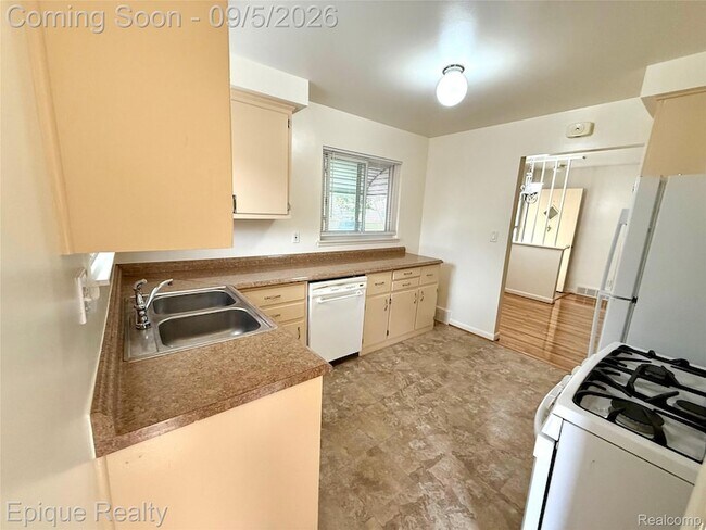 Building Photo - 5627 Clippert St