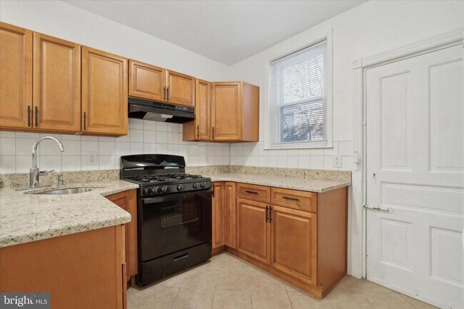 Building Photo - Charming 2-Bedroom Home with Private Yard ...