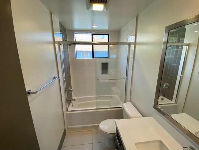 Building Photo - NEWER  4BED 3 BATH FRONT TOWNHOME*HWFLS*BALCONY*W/D IN  UNIT* CENTRAL AIR/HEAT* *STAINLESS  APPLI...