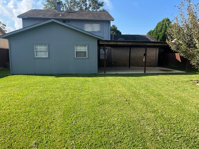 Building Photo - 4030 Green Crest Dr