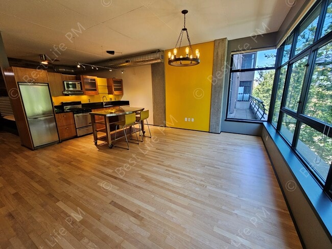 Building Photo - 333 NW 9th Ave