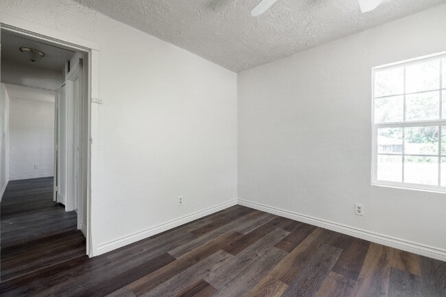 Building Photo - 2-Bedroom Home with Fenced Yard & In-Unit Laundry