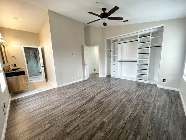 Building Photo - 4 bedroom, 2.5 bathroom home in a gated Riverside community!