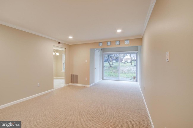 Building Photo - 6 Normandy Square Ct