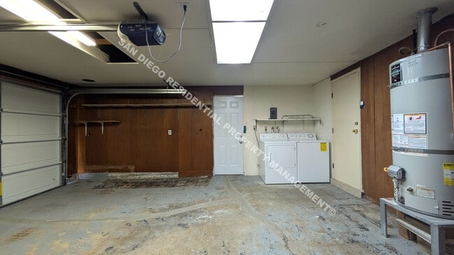 Building Photo - Spacious 3-Bedroom, 2-Bath Home Near the B...