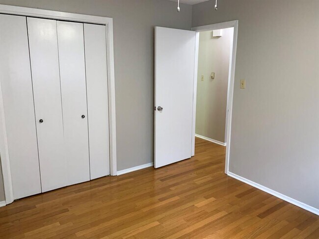 Building Photo - 9222 Meadow Vale