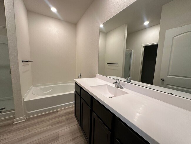 Building Photo - For Lease | 3 Bed, 2 Bath | 1,552 Sq Ft | ...