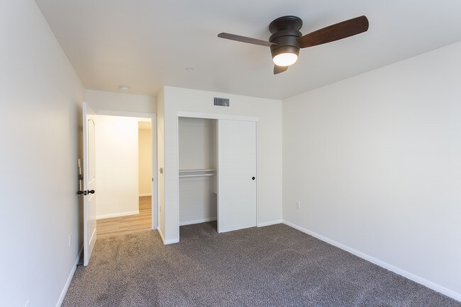 Building Photo - OPEN HOUSE: 2/7 10-11AM  4 Bed with 2 Car Garage & Washer/Dryer in Unit