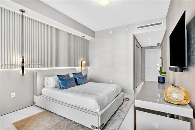 Building Photo - 17901 Collins Ave