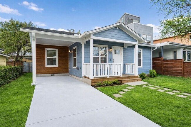 Building Photo - 2702 Crest Ave