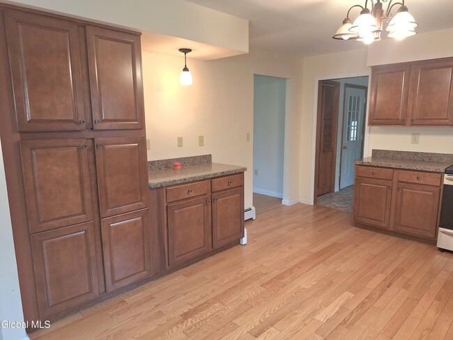 Building Photo - 1031 Saratoga Rd