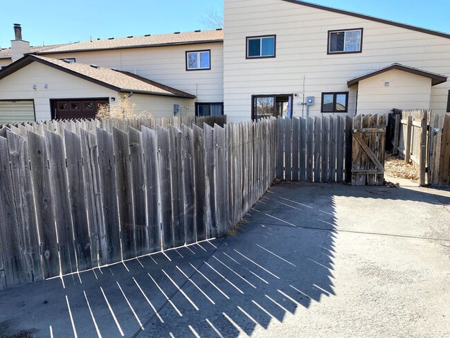 Building Photo - 3 Bedroom, 1.5 Bathroom Townhouse Next to High School and Middle School