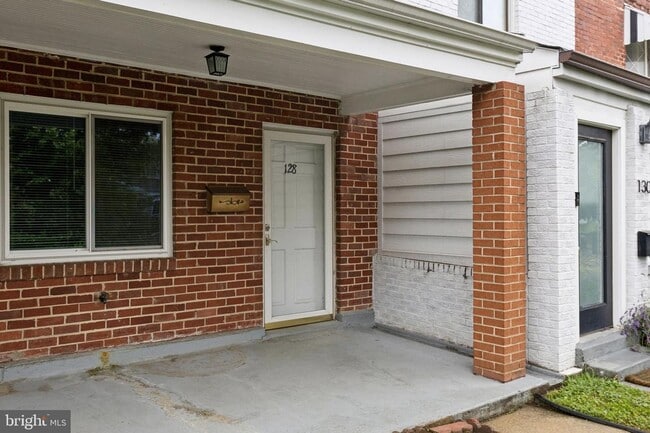 Building Photo - Charming 2-Bedroom Townhome Beautifully Updated and Convenient