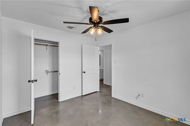 Building Photo - 907 Smoke Tree Ln