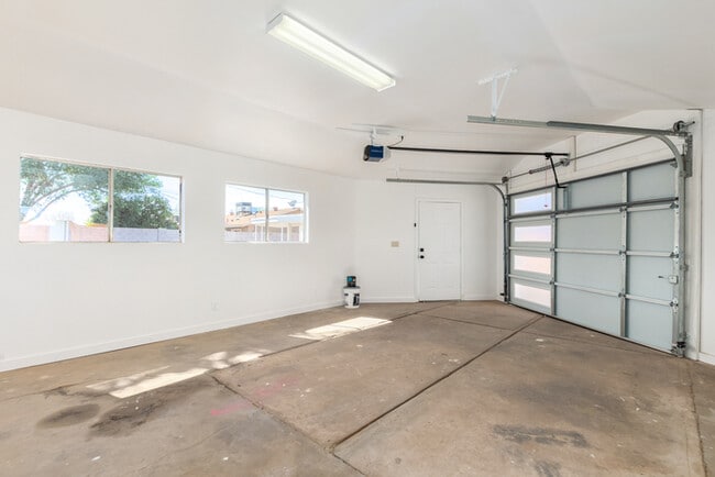 Building Photo - Amazing 3 bed 2 bath home with large backyard