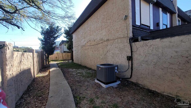 Building Photo - 846 Esconditas Pl