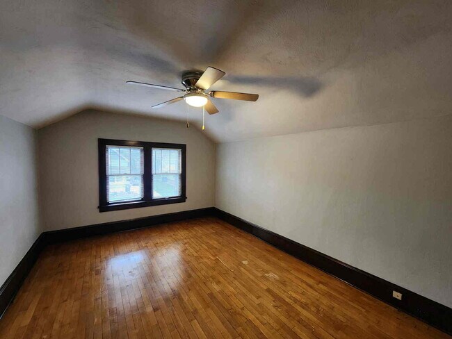 Building Photo - Character Home in NICE Neighborhood