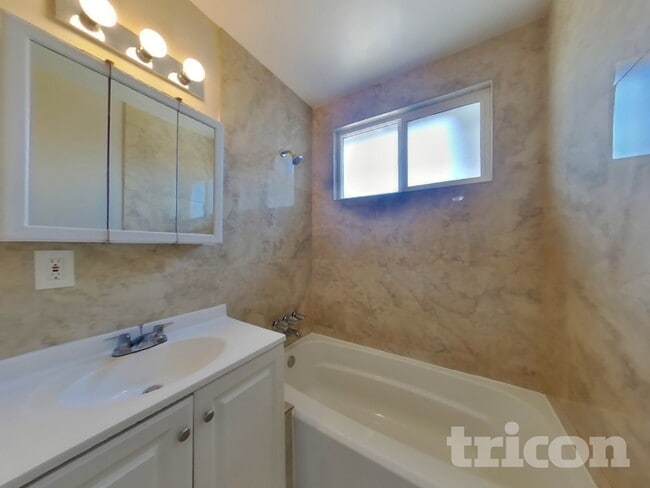 Building Photo - 1126 W Ovington St