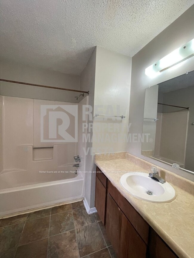 Building Photo - 515 Maplewood Dr