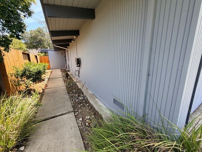 Building Photo - San Mateo 4Bed/2Ba Eichler Home with Putting Green, Vegetable Garden & Designer Finishes