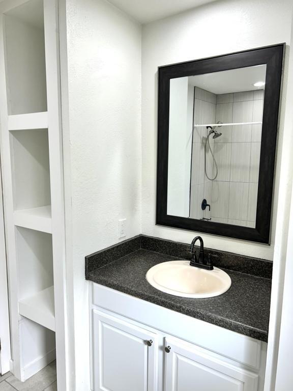 Building Photo - 3007 E Corona St