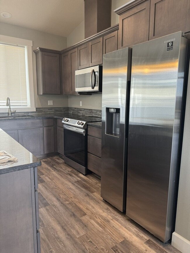 Building Photo - Lovely Open concept Low Maintenance