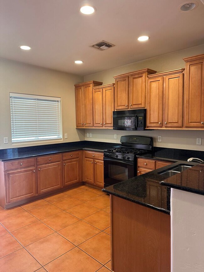 Building Photo - Modern Home - 4 bedroom - Large Yard - Var...