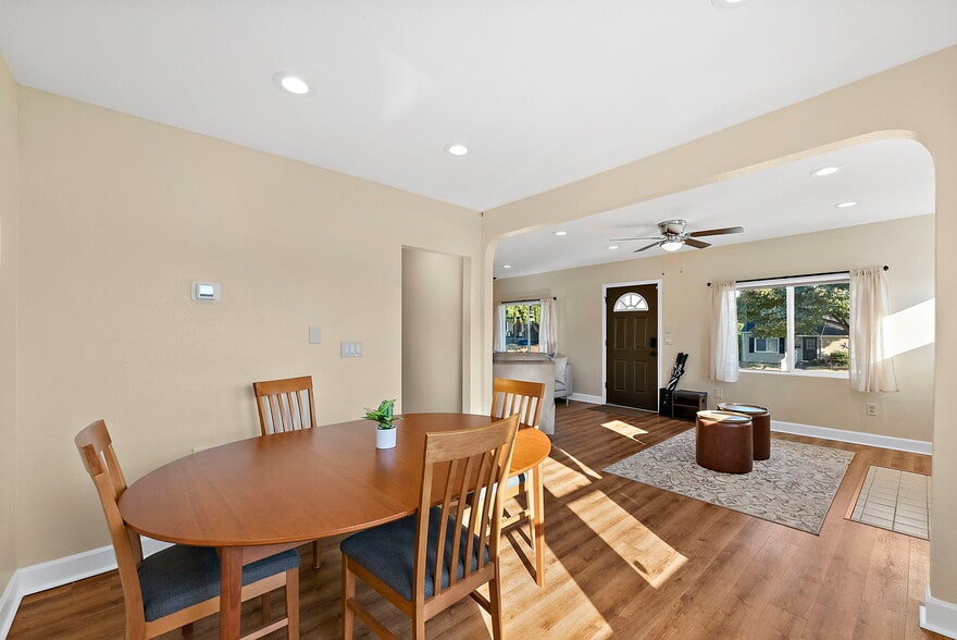 Building Photo - 126 E 43rd St