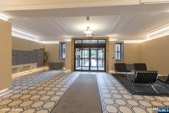 Building Photo - 855 Broad B2