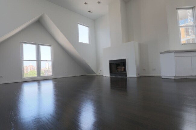 Building Photo - 3328 N Clark St