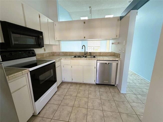 Building Photo - 225 Sun Vista Ct S