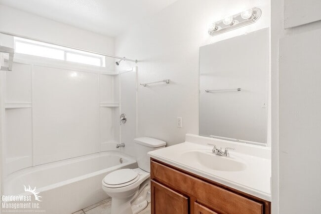 Building Photo - Single Level Spacious 2Bdm 1Ba Apartment i...