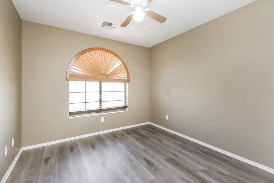 Building Photo - 3301 W Carlos Ln