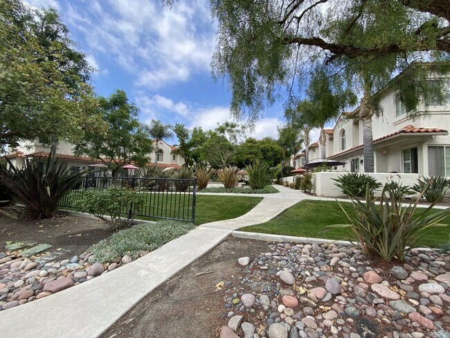Building Photo - Oceanside stunner - 3 bedroom townhome available now!