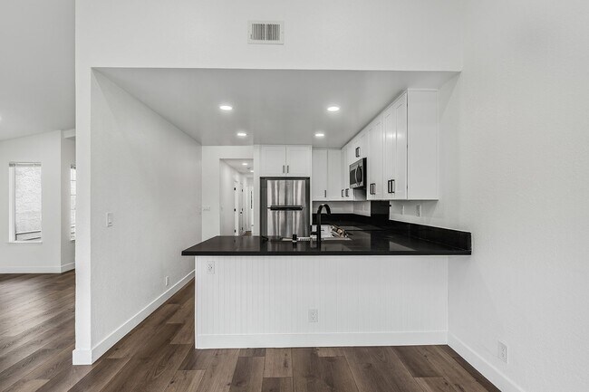 Building Photo - Just Renovated: Stunning 3-Bedroom, 2-Bath...
