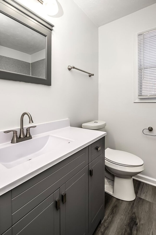 Building Photo - Spacious and updated 2 bed 1.5 bath!