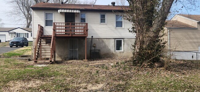 Building Photo - "Charming 3-Bed Home with Gleaming Hardwood Floors on Jackson Ave, Berkeley!"