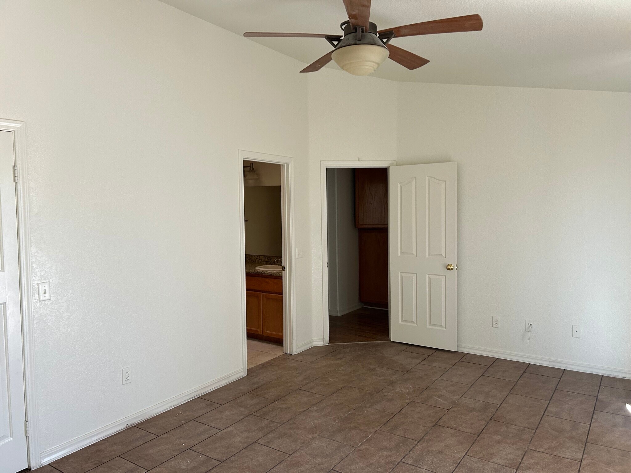 Master bedroom - 10733 Garibaldi Dr