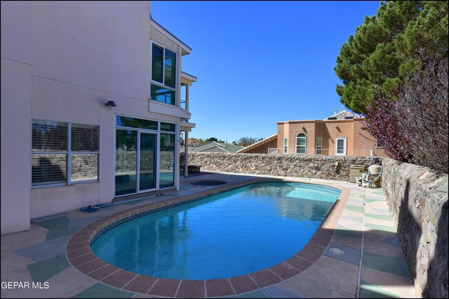 Building Photo - 6123 La Posta Dr