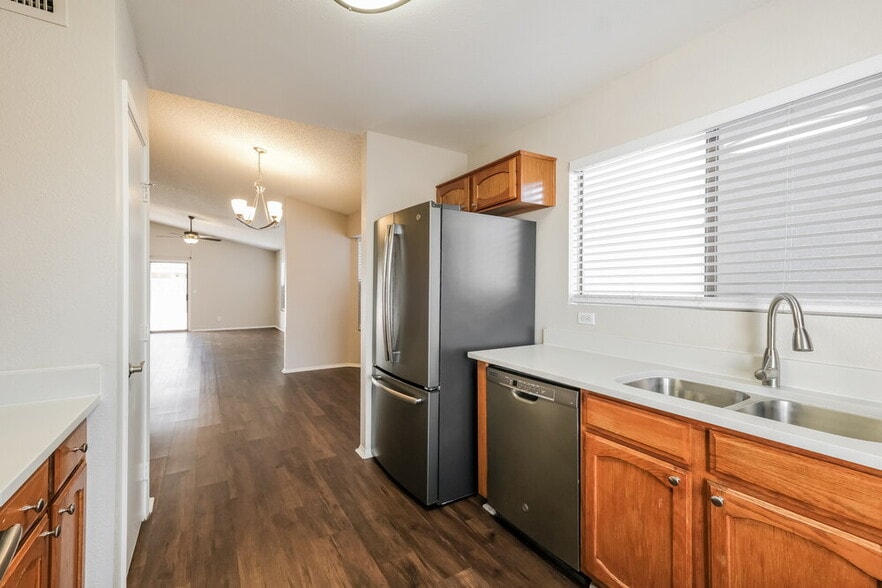 Building Photo - 11622 W Olive Dr
