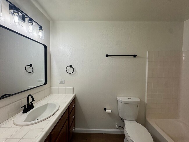 Building Photo - Spacious SW home with an office!