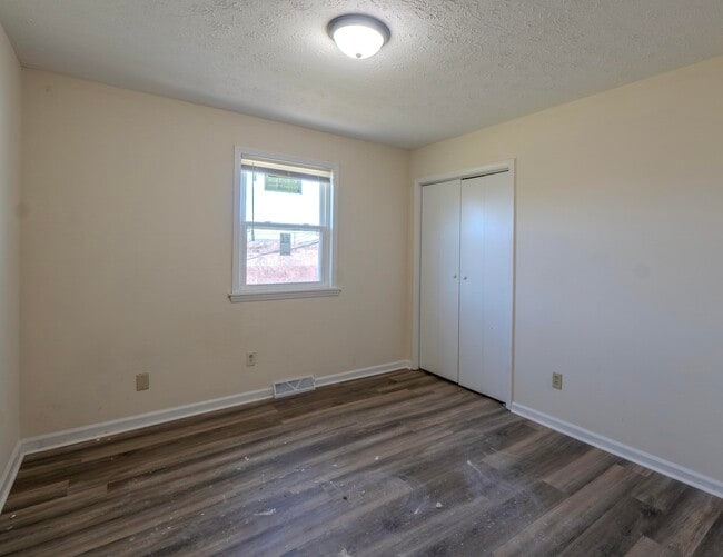 Building Photo - 922 Southern Hills Dr