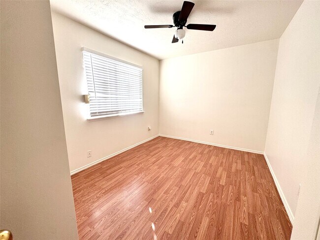 Building Photo - 8225 Gladstone St