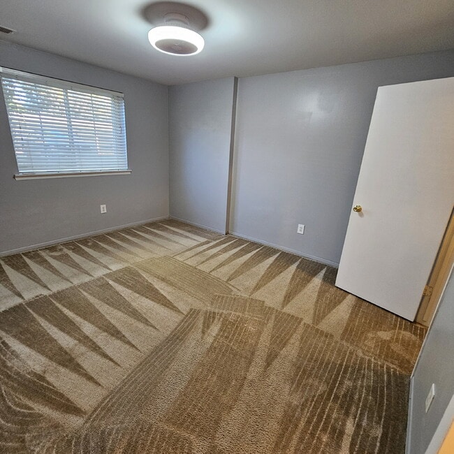 Building Photo - Nice 2 Bedroom, 1.5 Bath Condo Near Hall R...