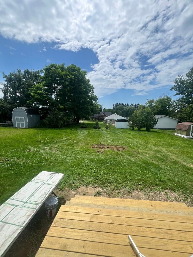 Building Photo - Southeast Erie 3 Bed with 2 Car Garage