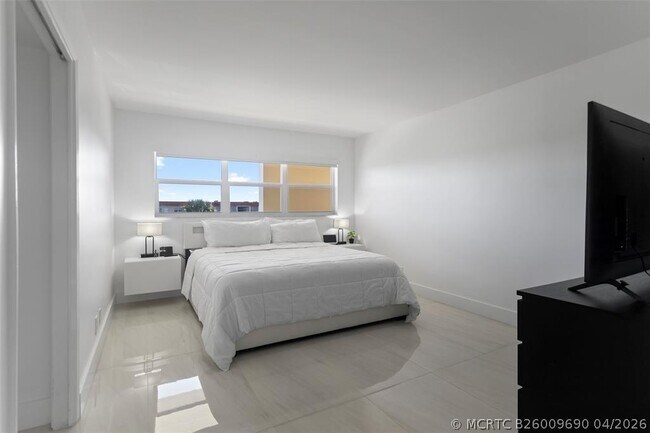 Building Photo - 3100 NE 48th Ct