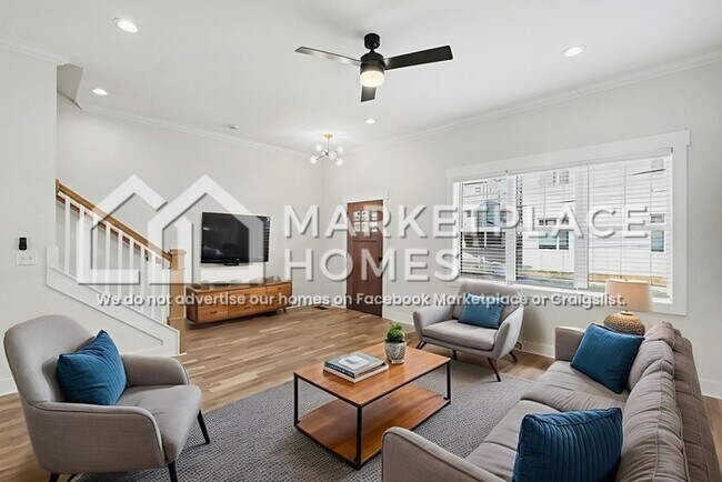 Building Photo - 1034 E Trinity Ln