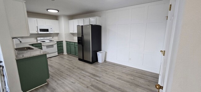 Building Photo - 8084 N Ridge Loop E