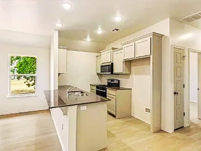 Building Photo - Newly Available – Modern 2-Bedroom Duplex in Lawton!