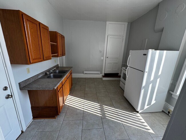 Building Photo - Large 2 Bedroom Apartment